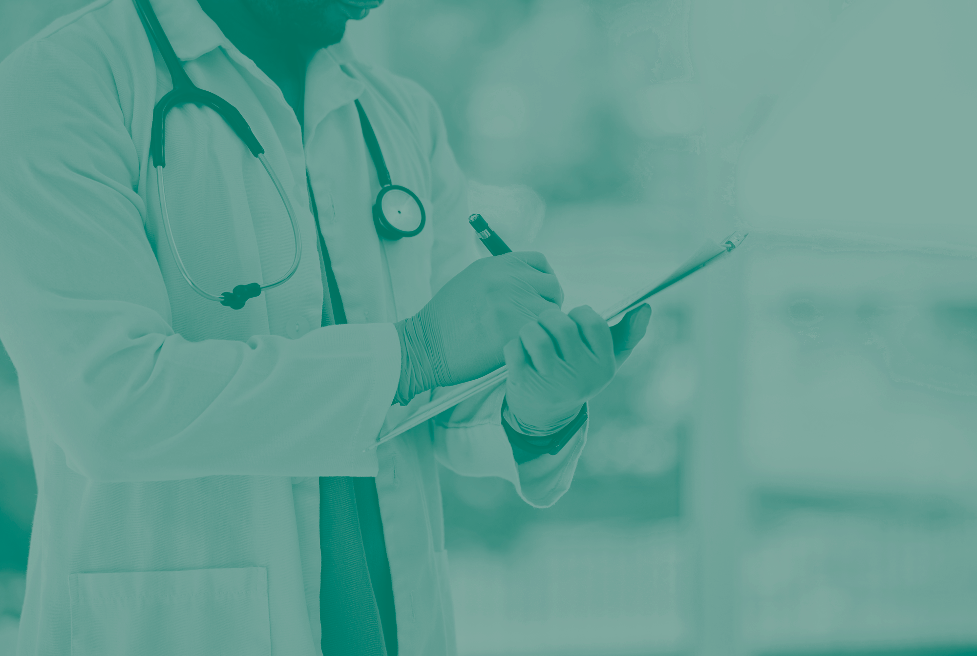 Medico com prancheta na mão